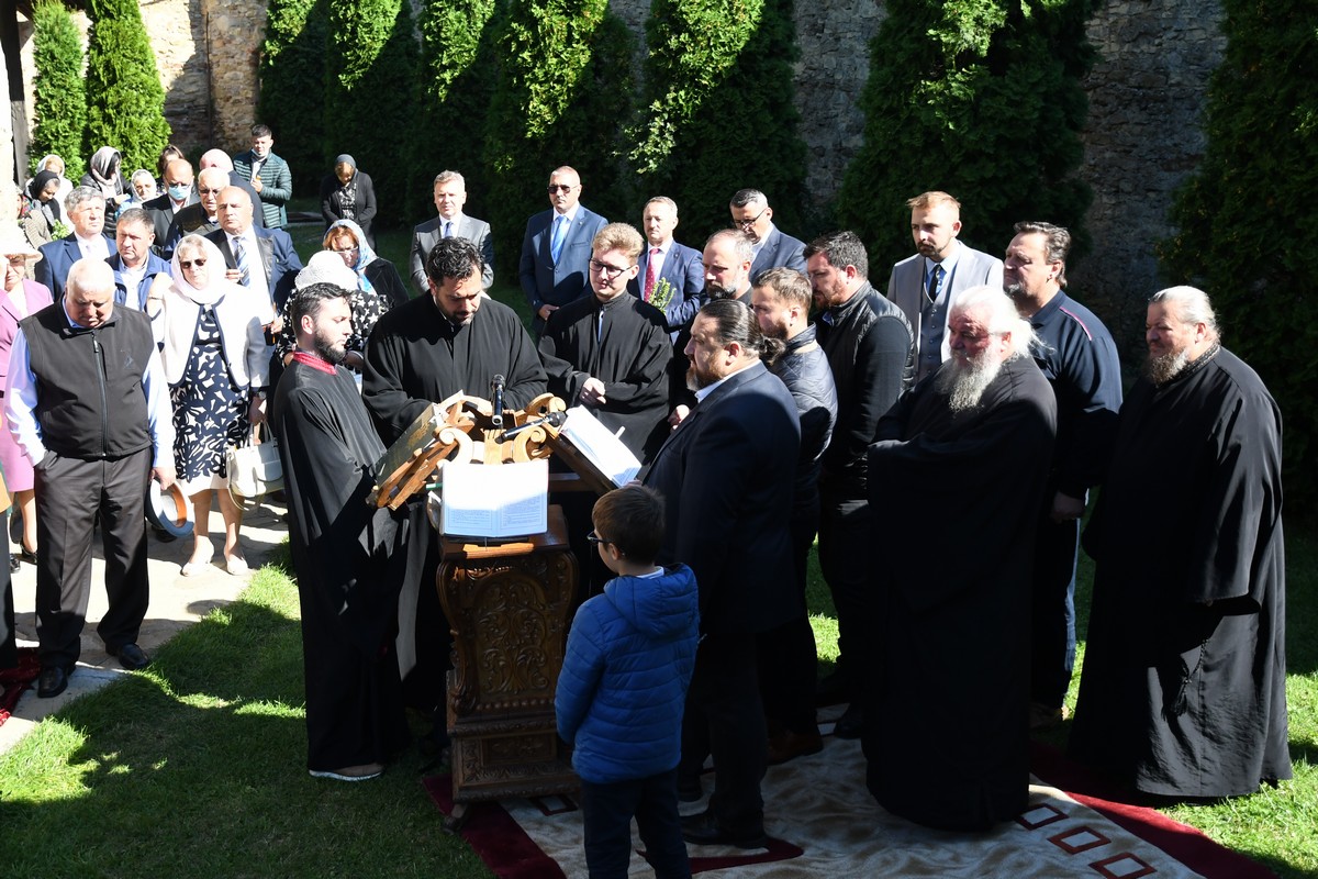 Mii de pelerini la hramul Mănăstirii Hadâmbu