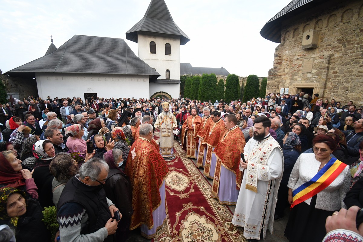 Procesiune închinată Sfintei Cruci la Mănăstirea Hadâmbu