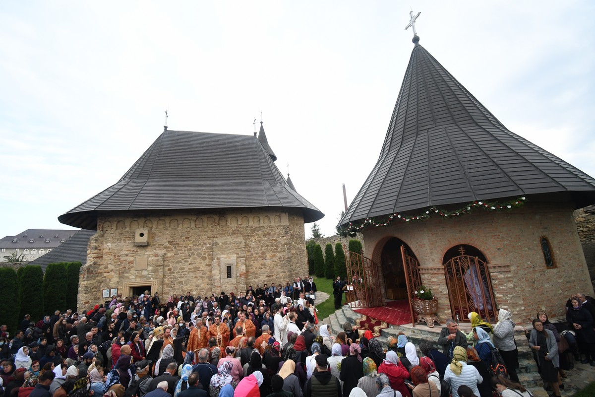 Procesiune închinată Sfintei Cruci la Mănăstirea Hadâmbu
