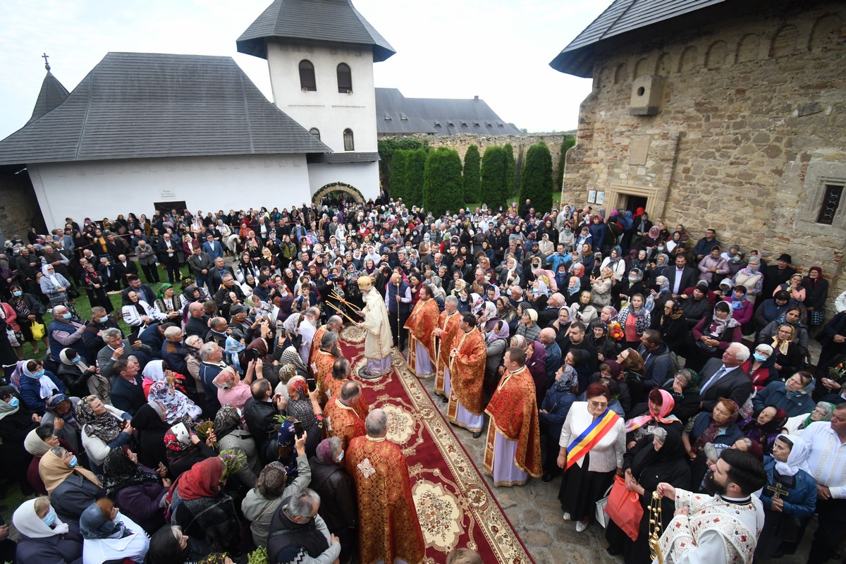 Procesiune închinată Sfintei Cruci la Mănăstirea Hadâmbu
