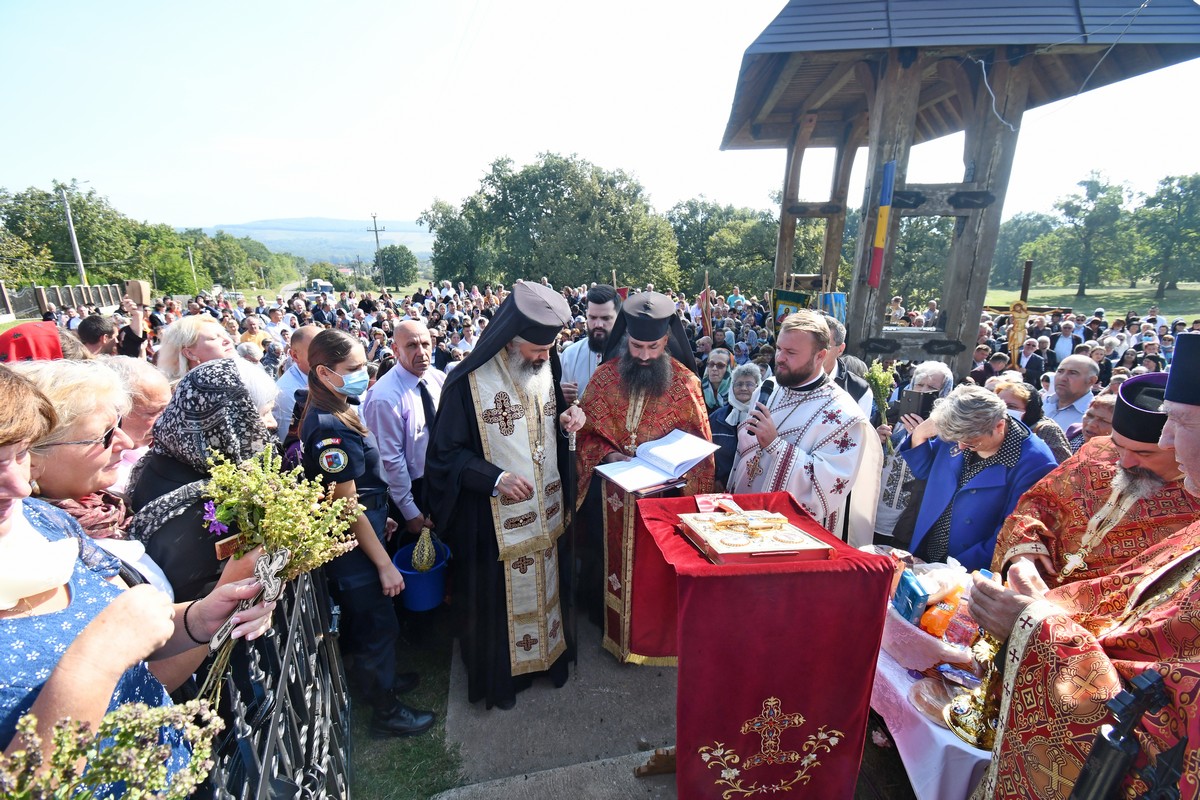 Procesiune închinată Sfintei Cruci la Mănăstirea Hadâmbu
