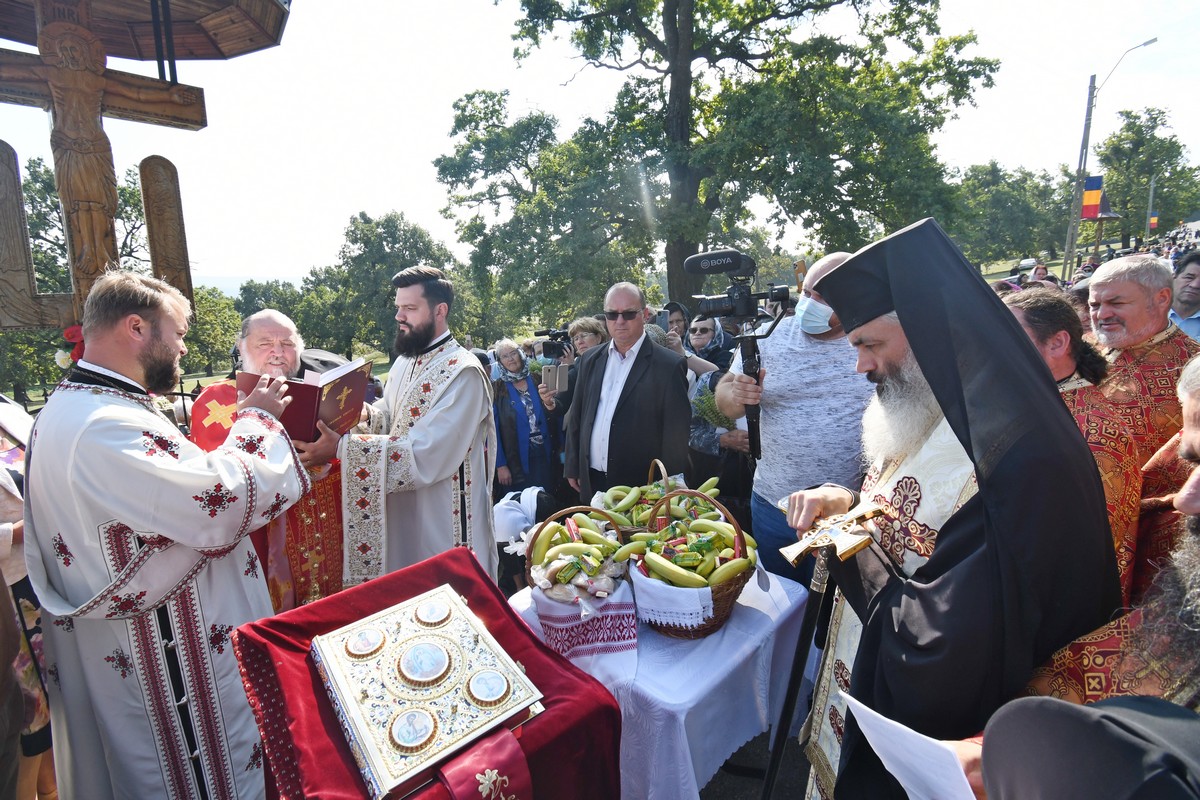 Procesiune închinată Sfintei Cruci la Mănăstirea Hadâmbu