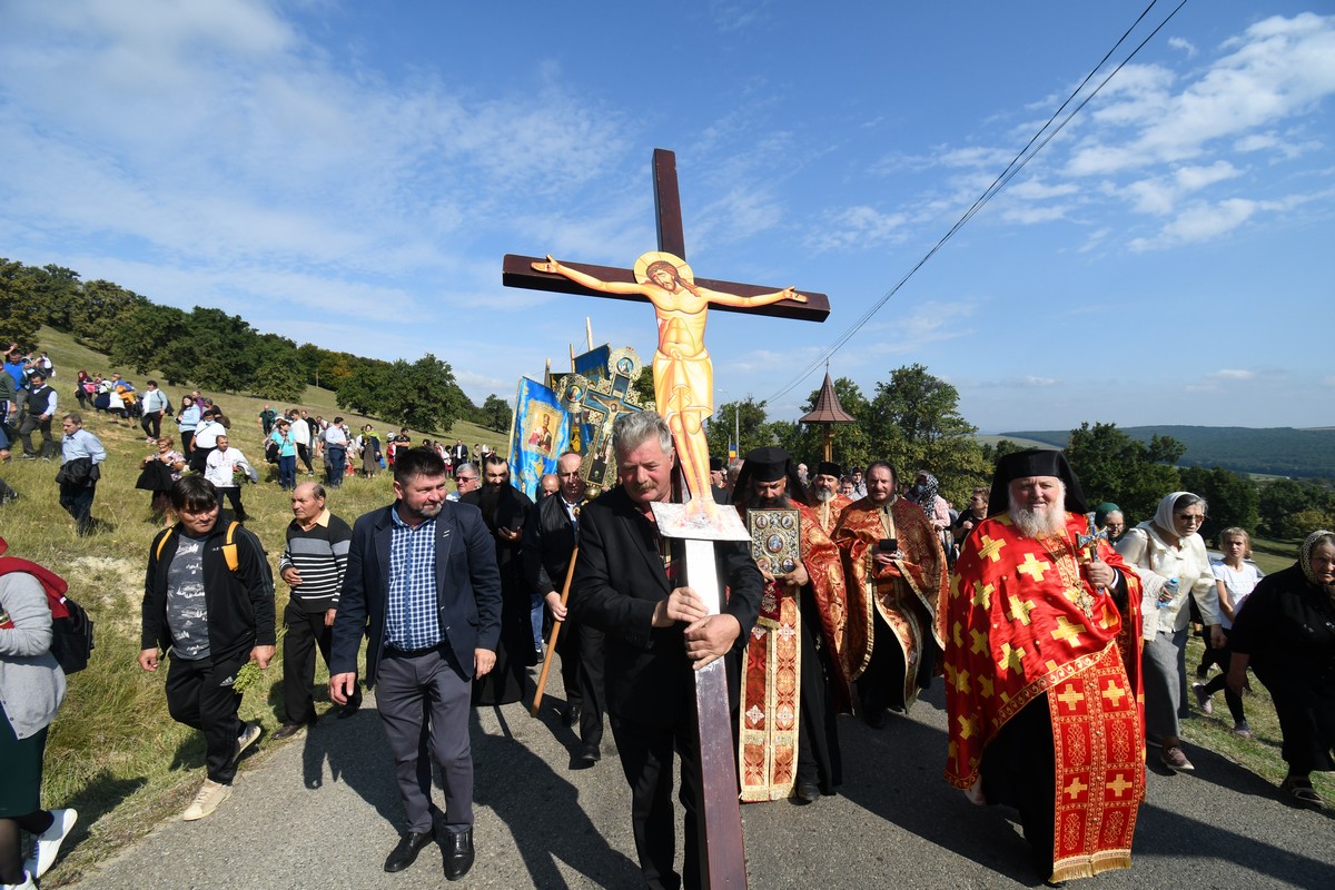 Procesiune închinată Sfintei Cruci la Mănăstirea Hadâmbu