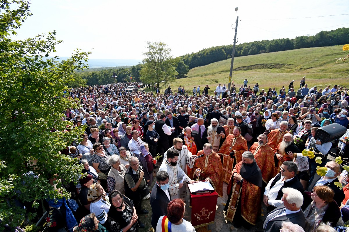 Procesiune închinată Sfintei Cruci la Mănăstirea Hadâmbu