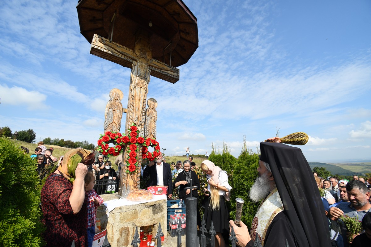 Procesiune închinată Sfintei Cruci la Mănăstirea Hadâmbu