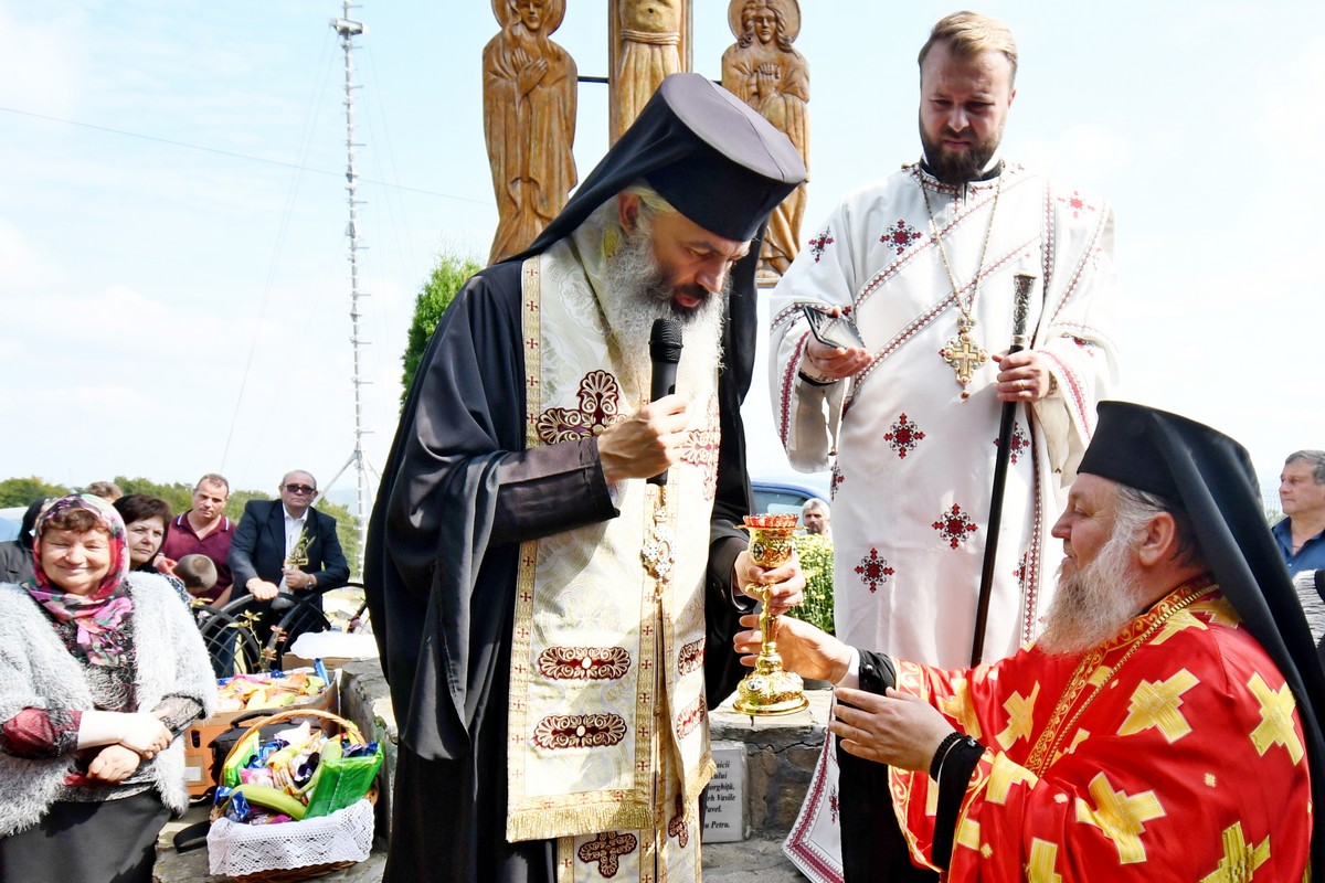 Procesiune închinată Sfintei Cruci la Mănăstirea Hadâmbu