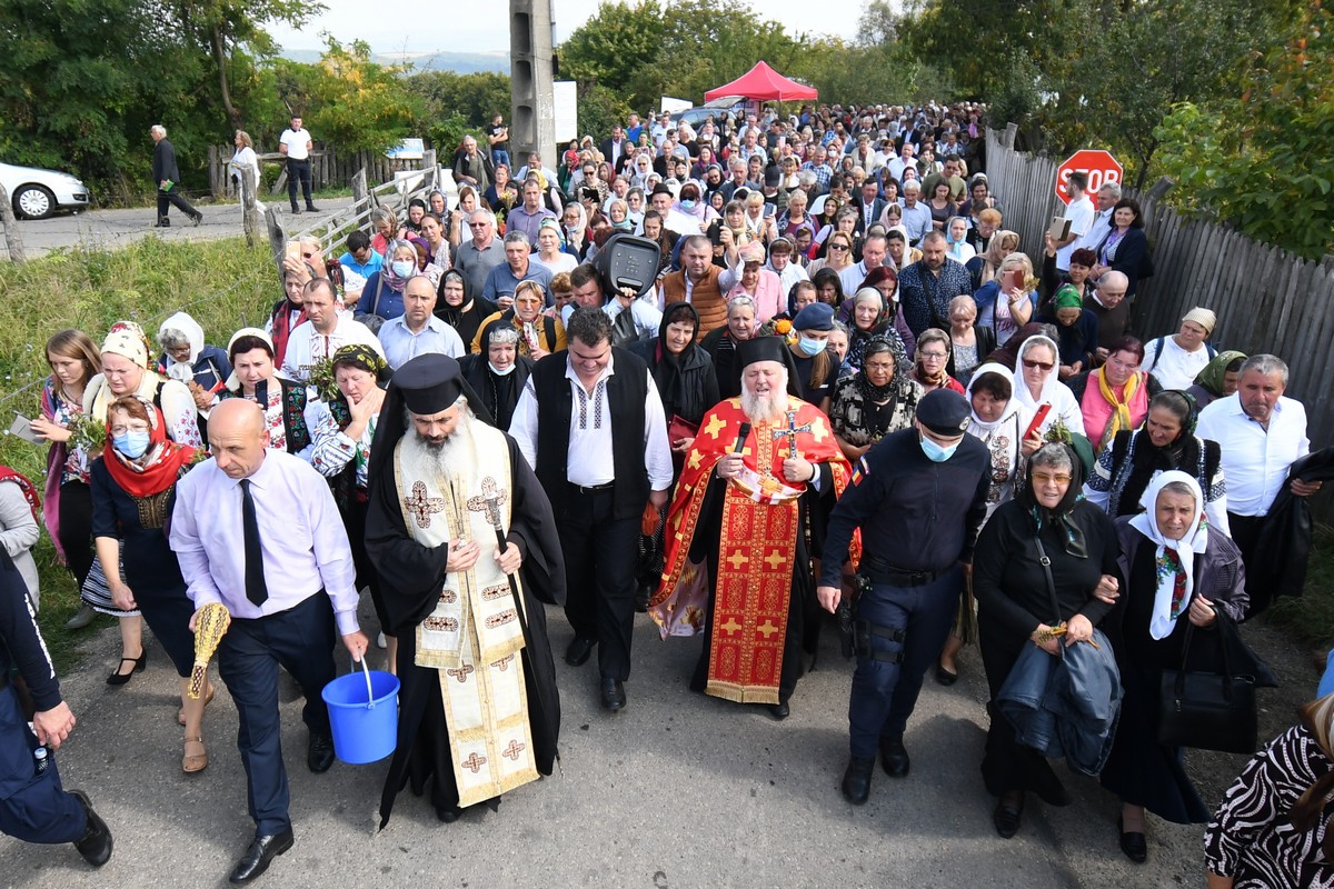 Procesiune închinată Sfintei Cruci la Mănăstirea Hadâmbu