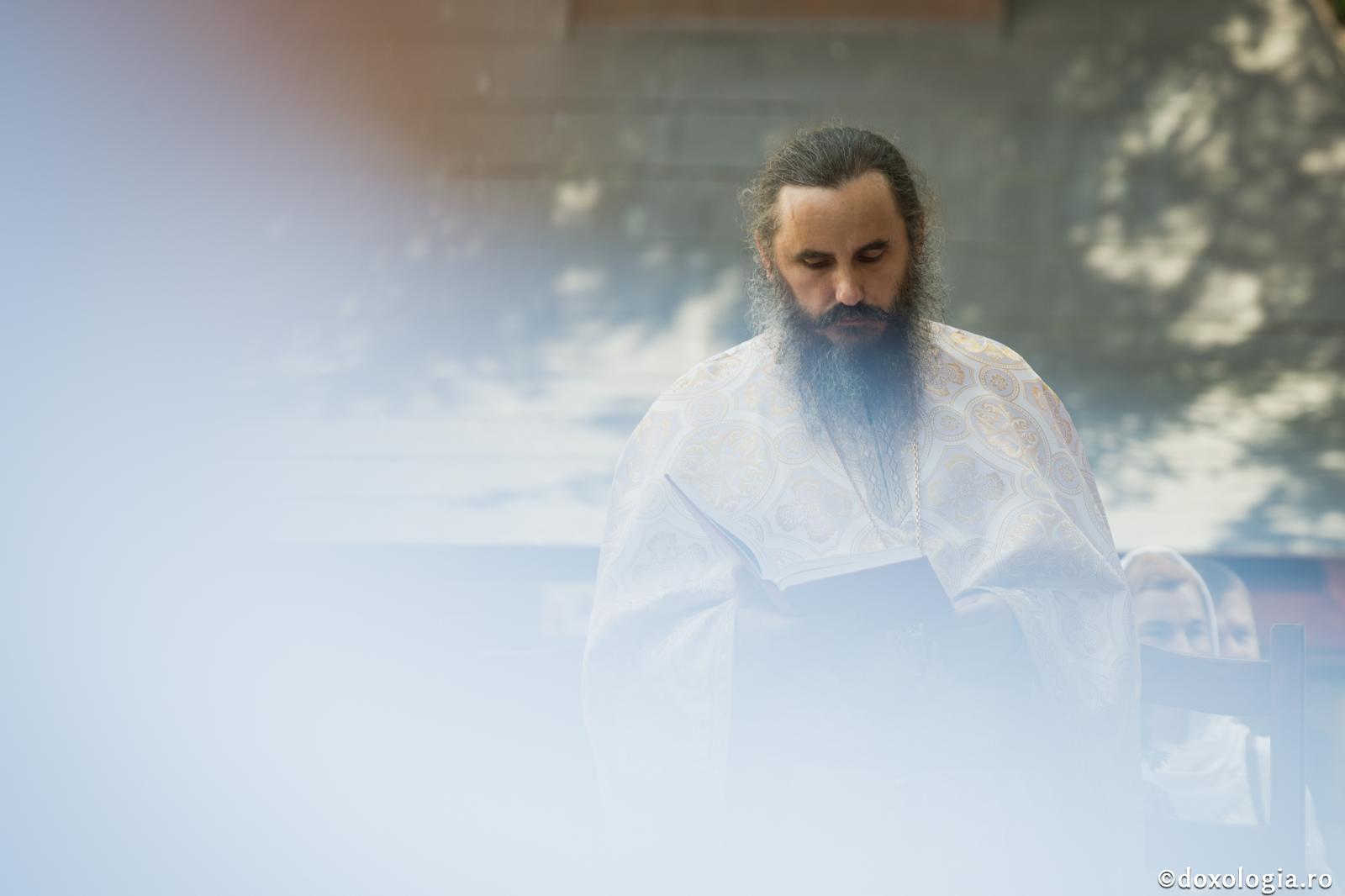 Duhovnicul, fie bătrân, fie tânăr, nu o să te povățuiască la rău, fiindcă are Harul lui Dumnezeu / Foto: Oana Nechifor preot privind în carte