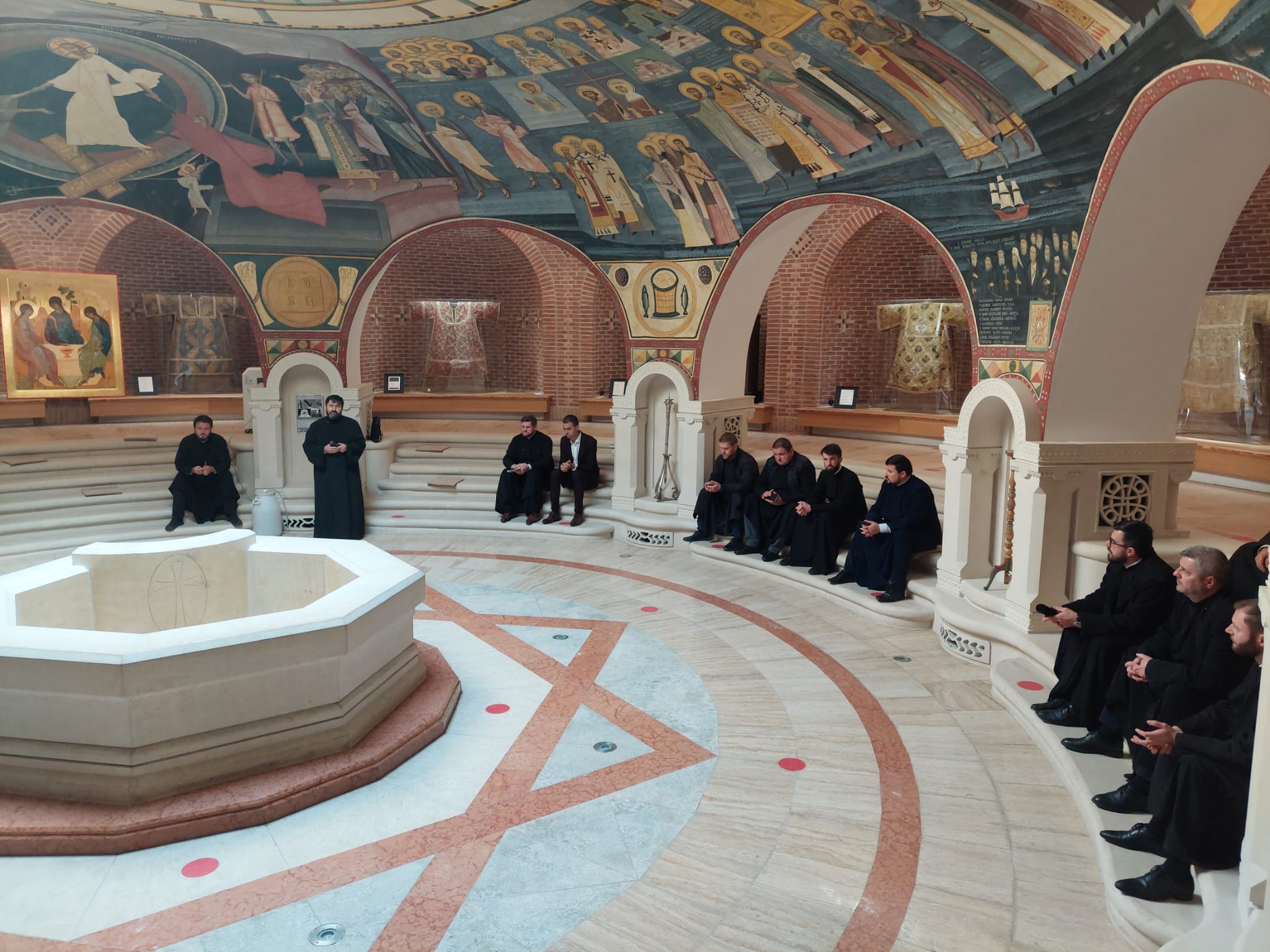 Vernisajul Expoziției „Monumentele Basarabiei”, desfășurat în Sala Baptisteriu a Muzeului Mitropolitan din Iași