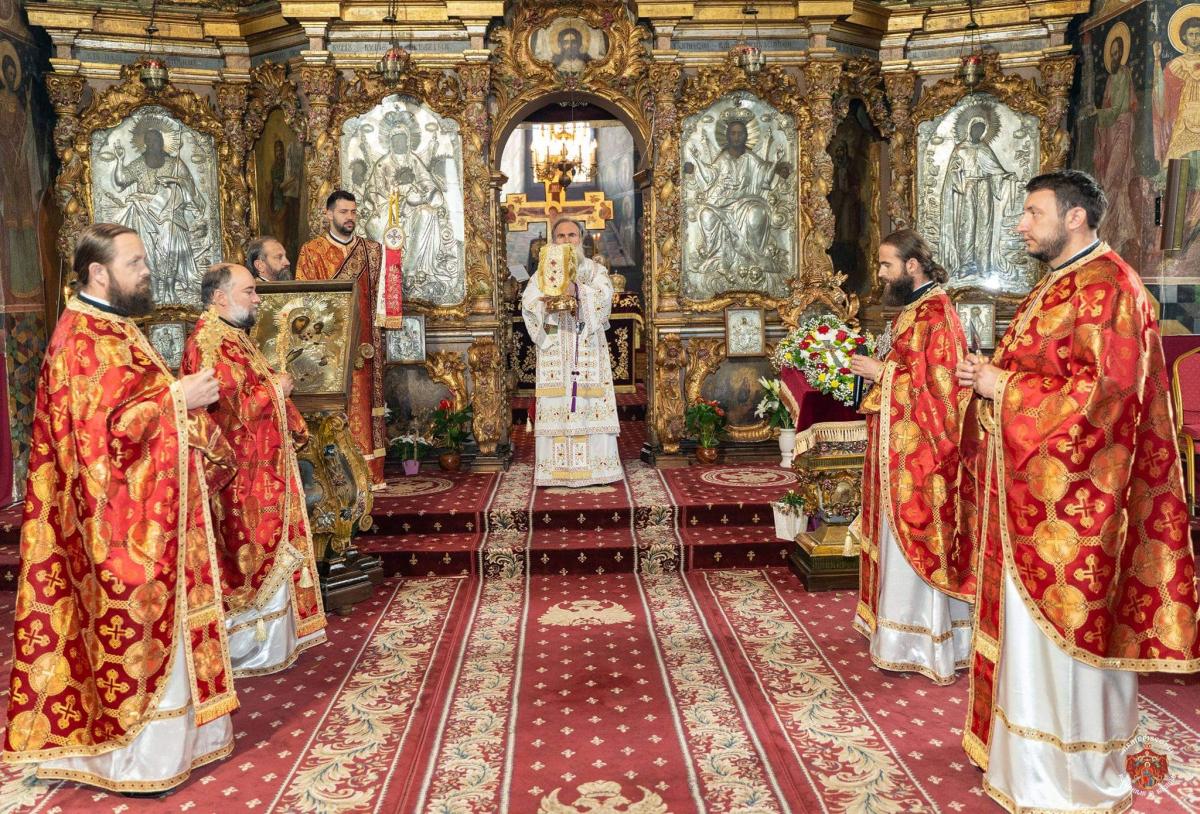 Binecuvântare arhierească la început de an şcolar, la Roman