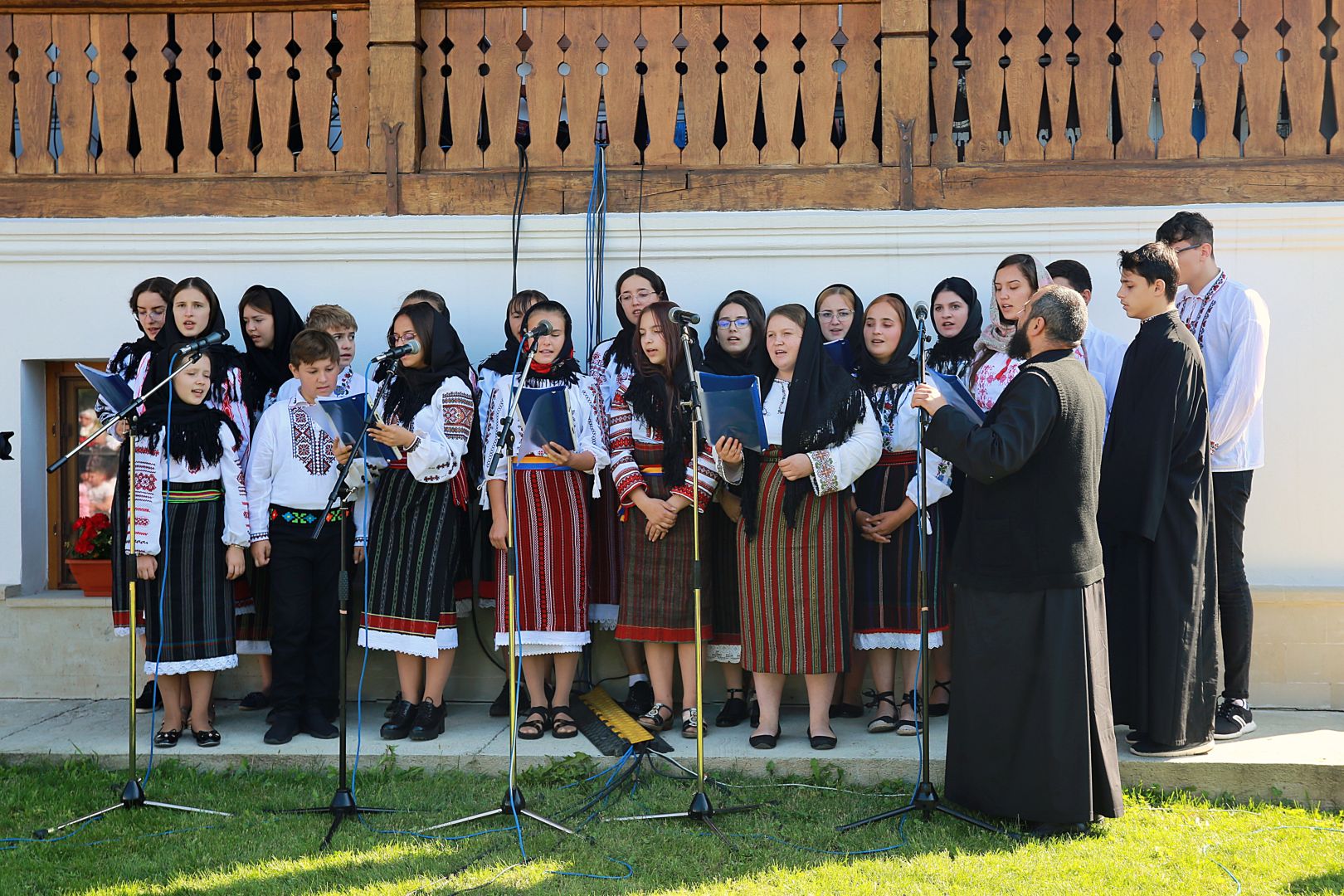 Mănăstirea Vorona, în veșminte de sărbătoare: „Maica Domnului a împlinit în viața sa dragostea cea dumnezeiască”