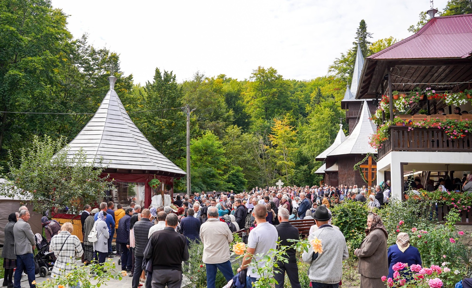 Foto: Dacian Aniței Hram și lansare de carte la Mănăstirea Eroilor de la Brusturi, Neamț