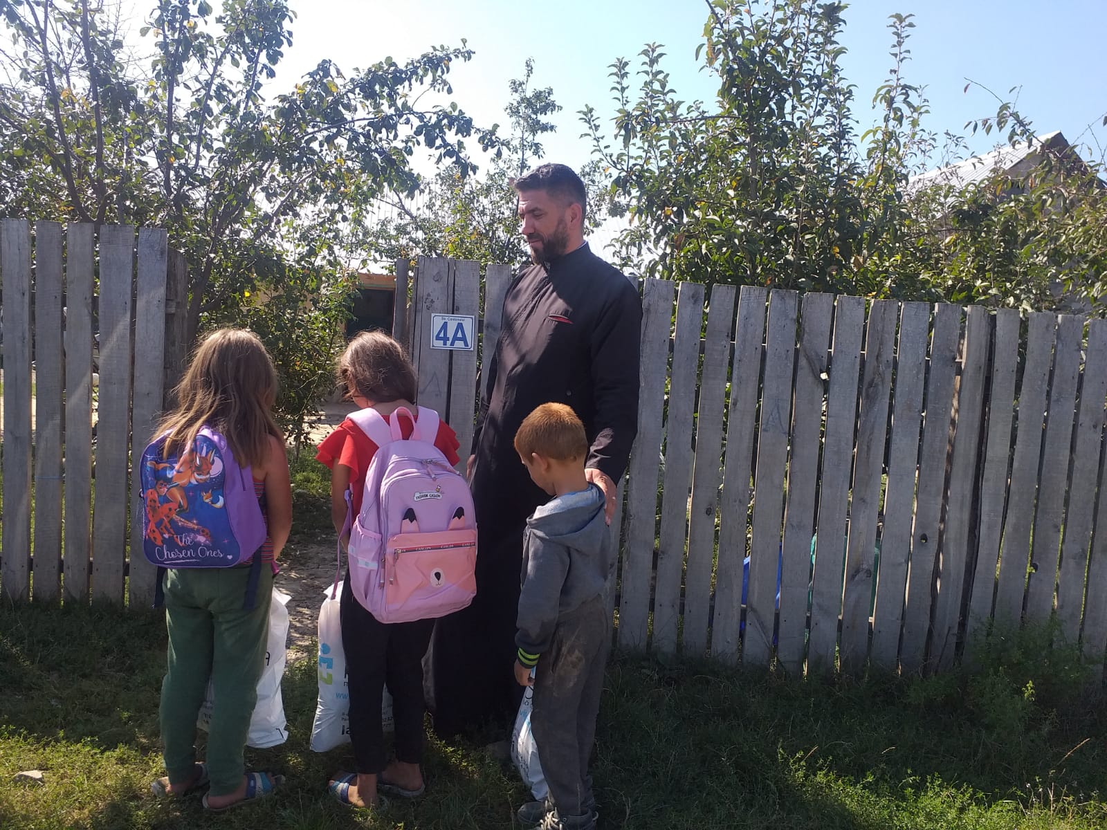 Început de an școlar cu hăinuțe și ghiozdan