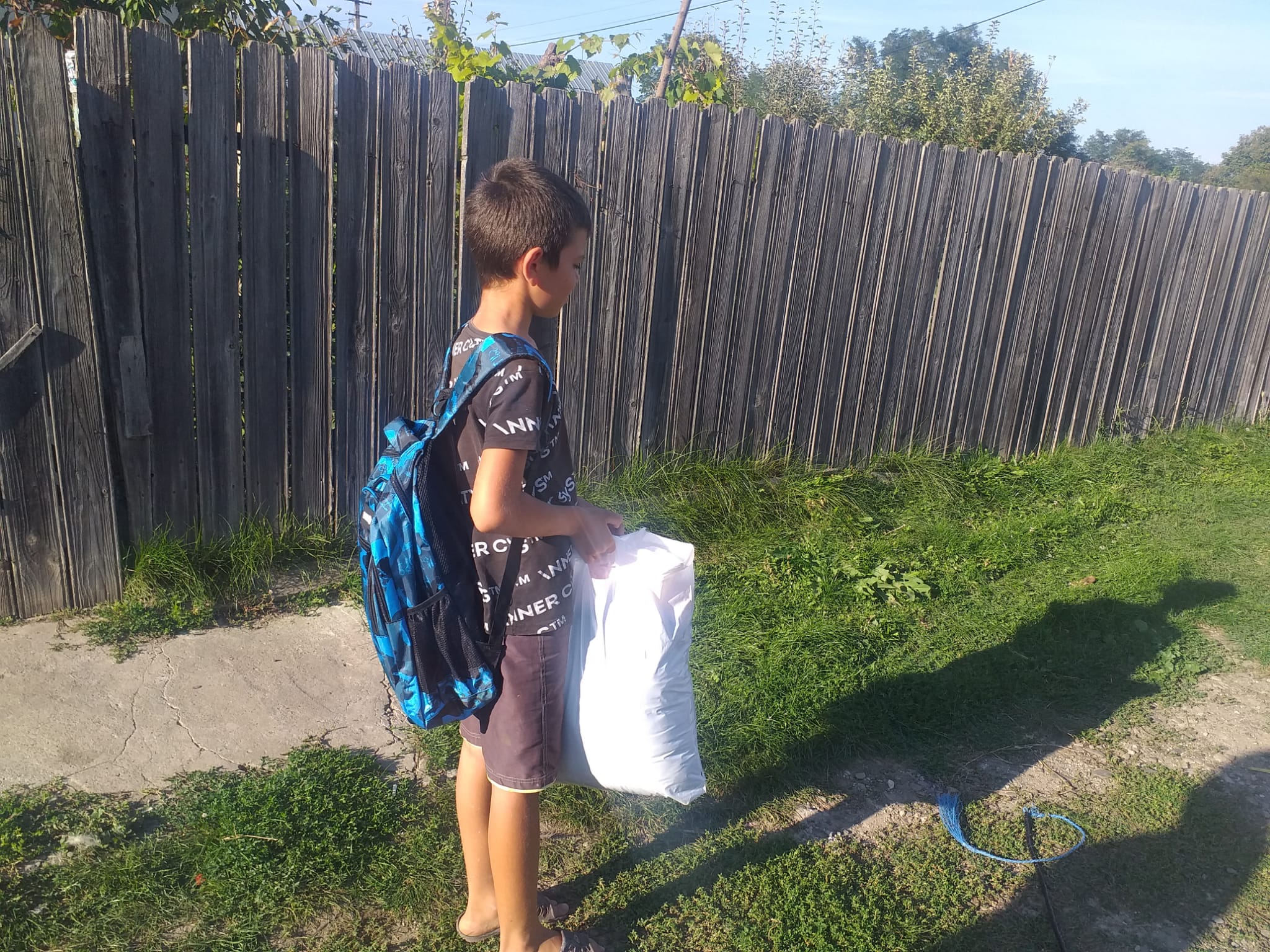 Început de an școlar cu hăinuțe și ghiozdan