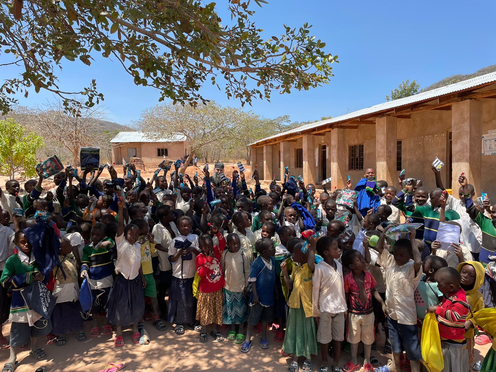 Încălțăminte pentru toți copiii de la şcoala din Mkombe