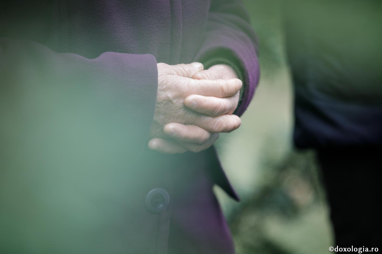 mâini împreunate