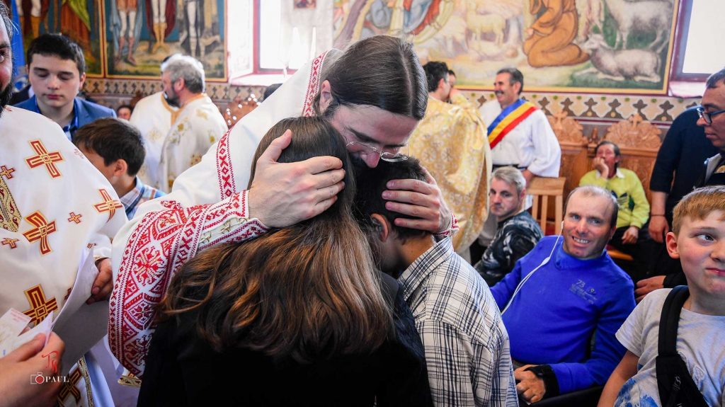 Un ajutor binevenit la început de an școlar: Au ajuns în Copșa Mică bursele de la Episcopia Europei de Nord