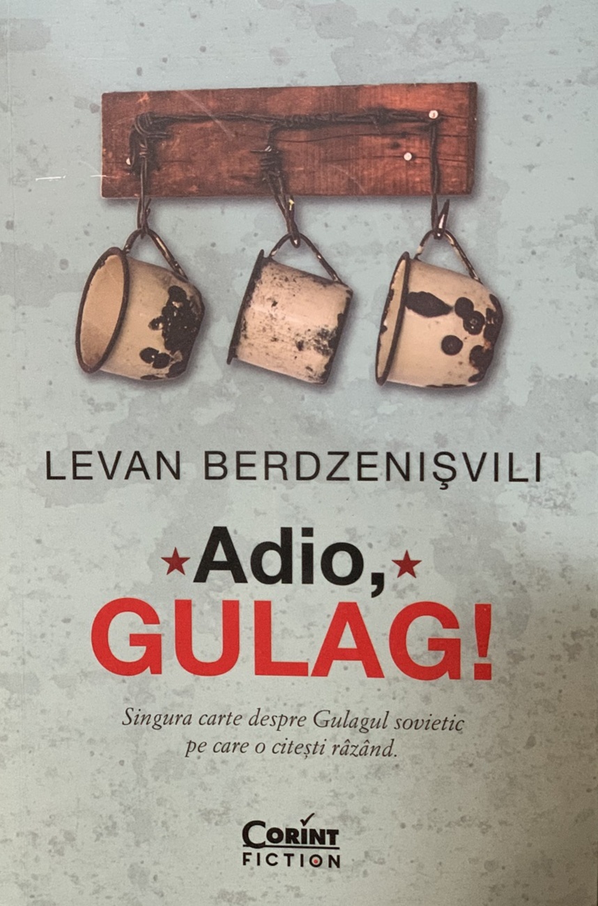 O carte citită deloc zâmbind O carte citită deloc zâmbind