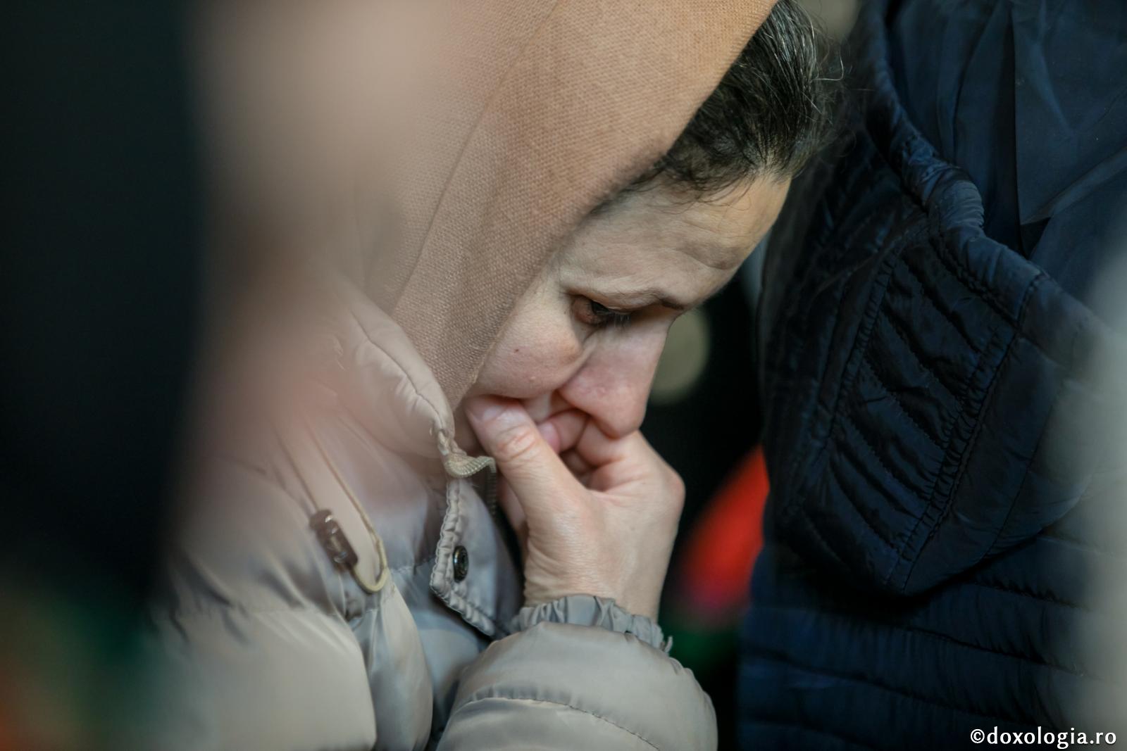 femeie cu capul acoperit