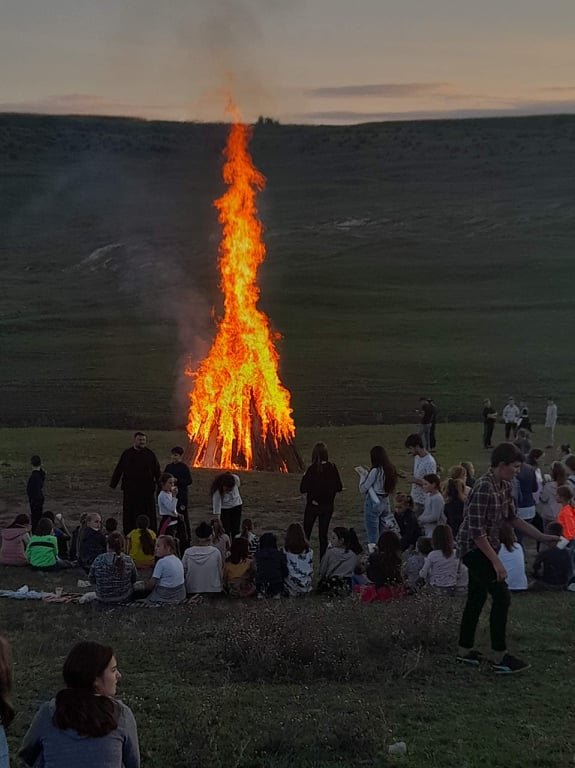 Botoșani: Foc de tabără și activitate de prevenție pentru copii și tineri