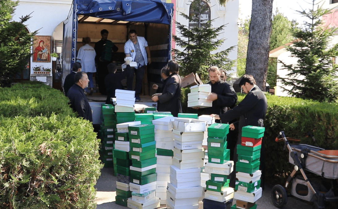900 de persoane au primit încălţăminte nouă datorită voluntarilor Catedralei Naţionale