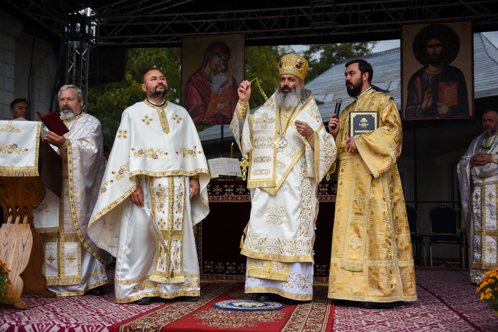 foto: iCreateMEDIA PS Antonie a slujit la Parohia botoșăneană „Sfântul Ierarh Nicolae” Bucecea