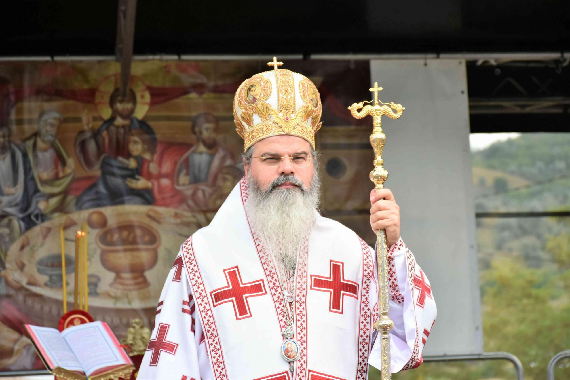 PS Ignatie: „Hristos tăcea, pe Cruce, în ploaia aceea de batjocură, pentru că vorbea jertfa Lui, dragostea Lui desăvârșită față de noi, oamenii”