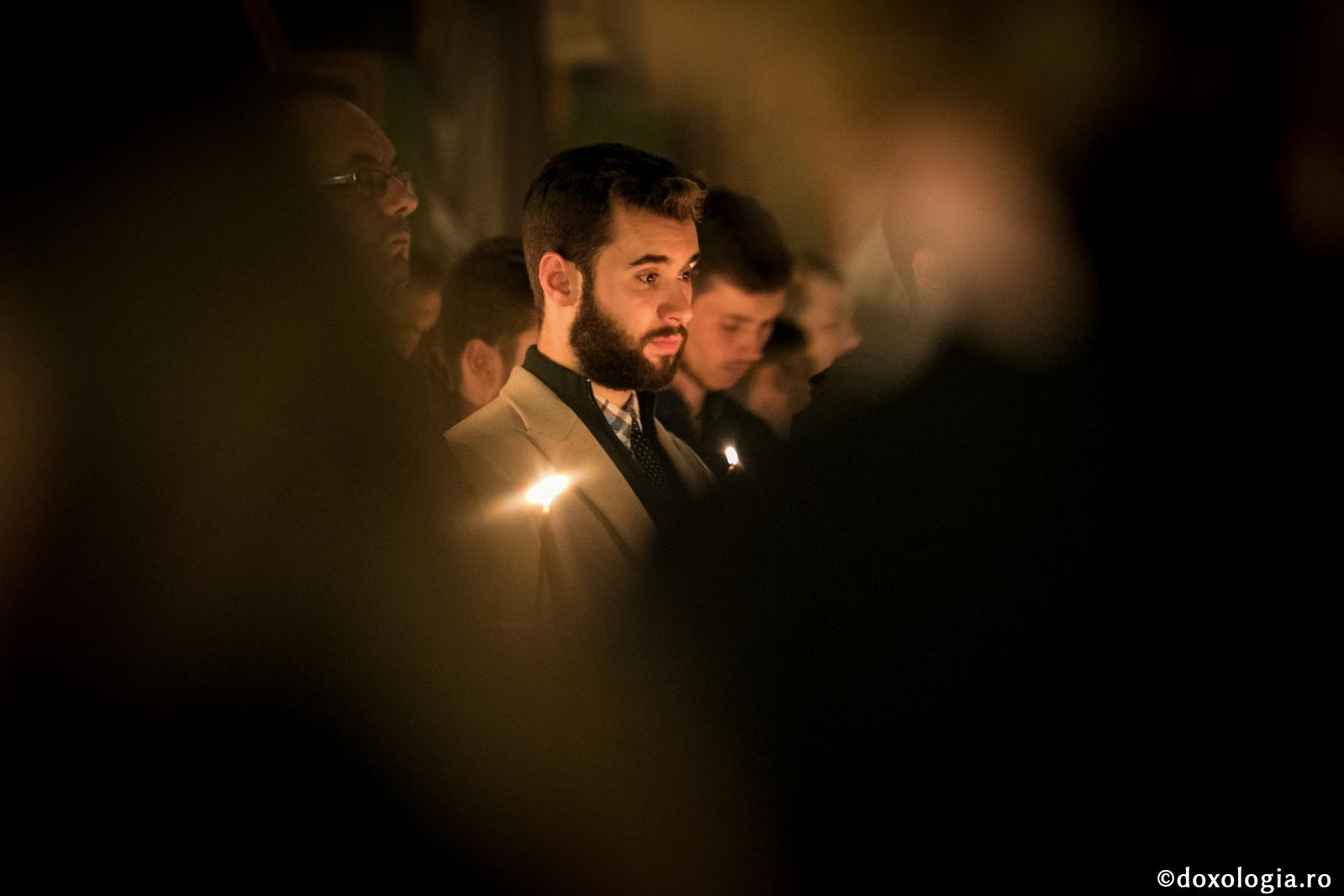 bărbat participând la slujbă