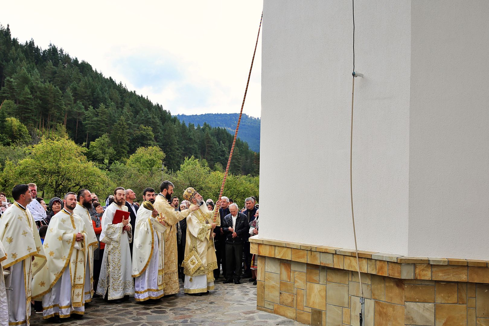 Credincioșii din Grințieș au, începând de astăzi, o nouă biserică