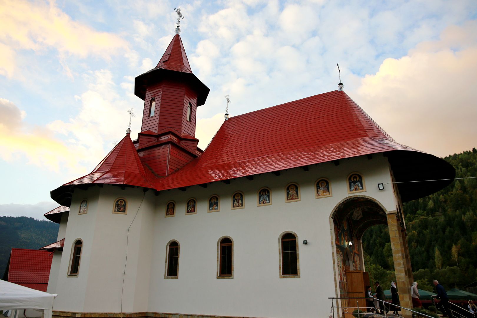 foto: Flavius Popa (Video) Biserica Parohiei Grințieșul Mare a primit veșmântul sfințirii
