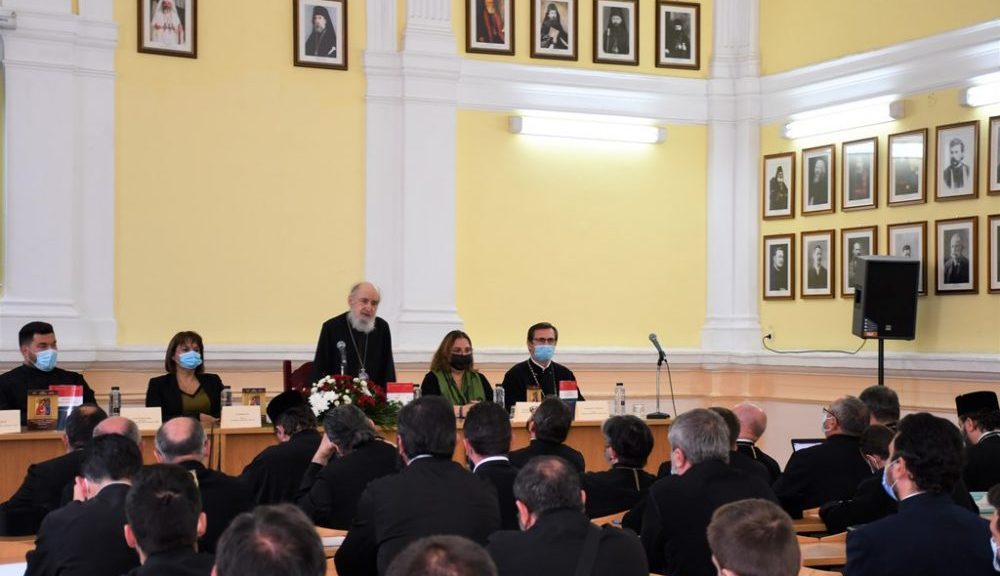 Foto: arhiepiscopiaaradului.ro Simpozion studențesc-masteral la Facultatea de Teologie din Arad