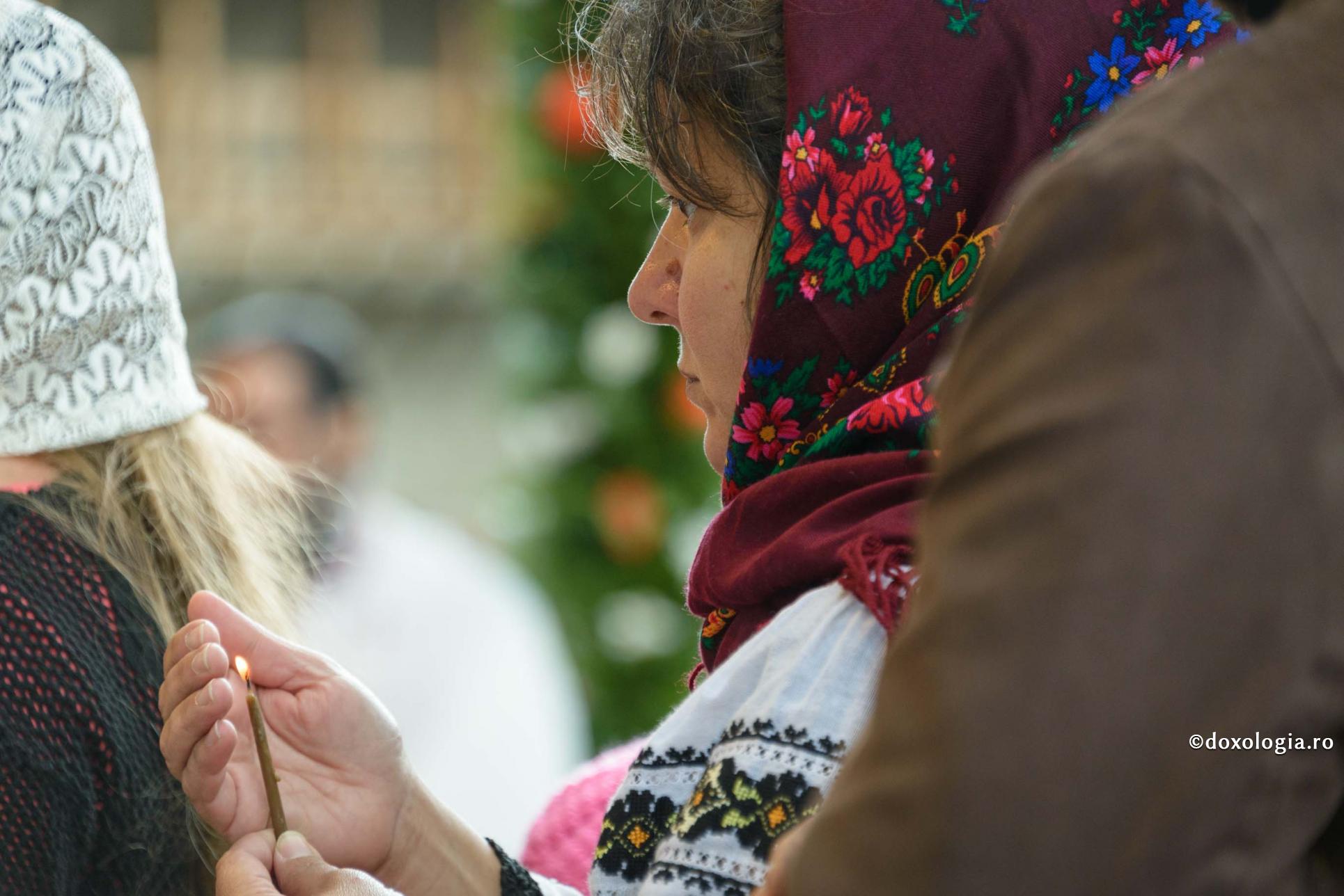 Gânduri pentru soția creștină / Foto: Ștefan Cojocariu lumânare aprinsă în mână