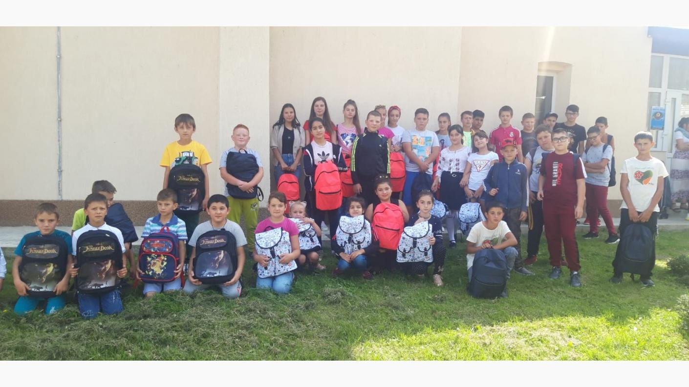 1500 de copii au început școala cu ghiozdane și rechizite noi, oferite de Episcopia Hușilor