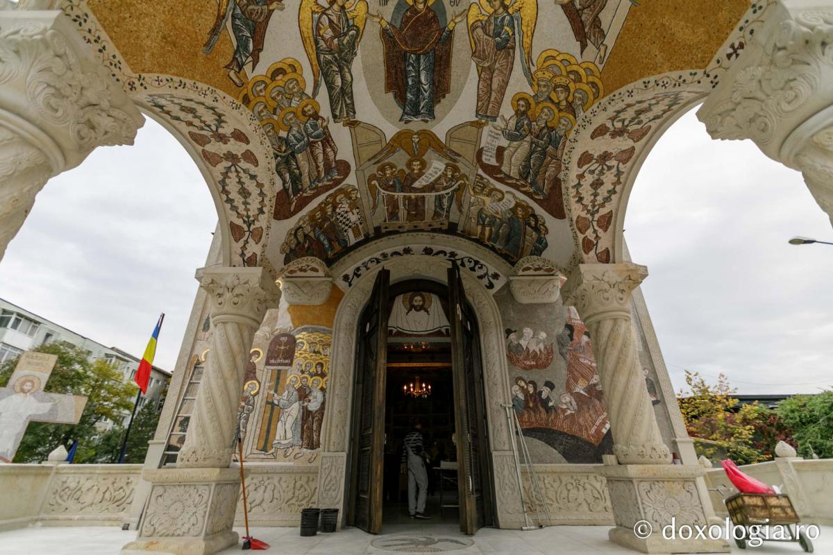 Momente istorice la Iași: una dintre cele mai frumoase biserici nou construite, sfințită de trei ierarhi