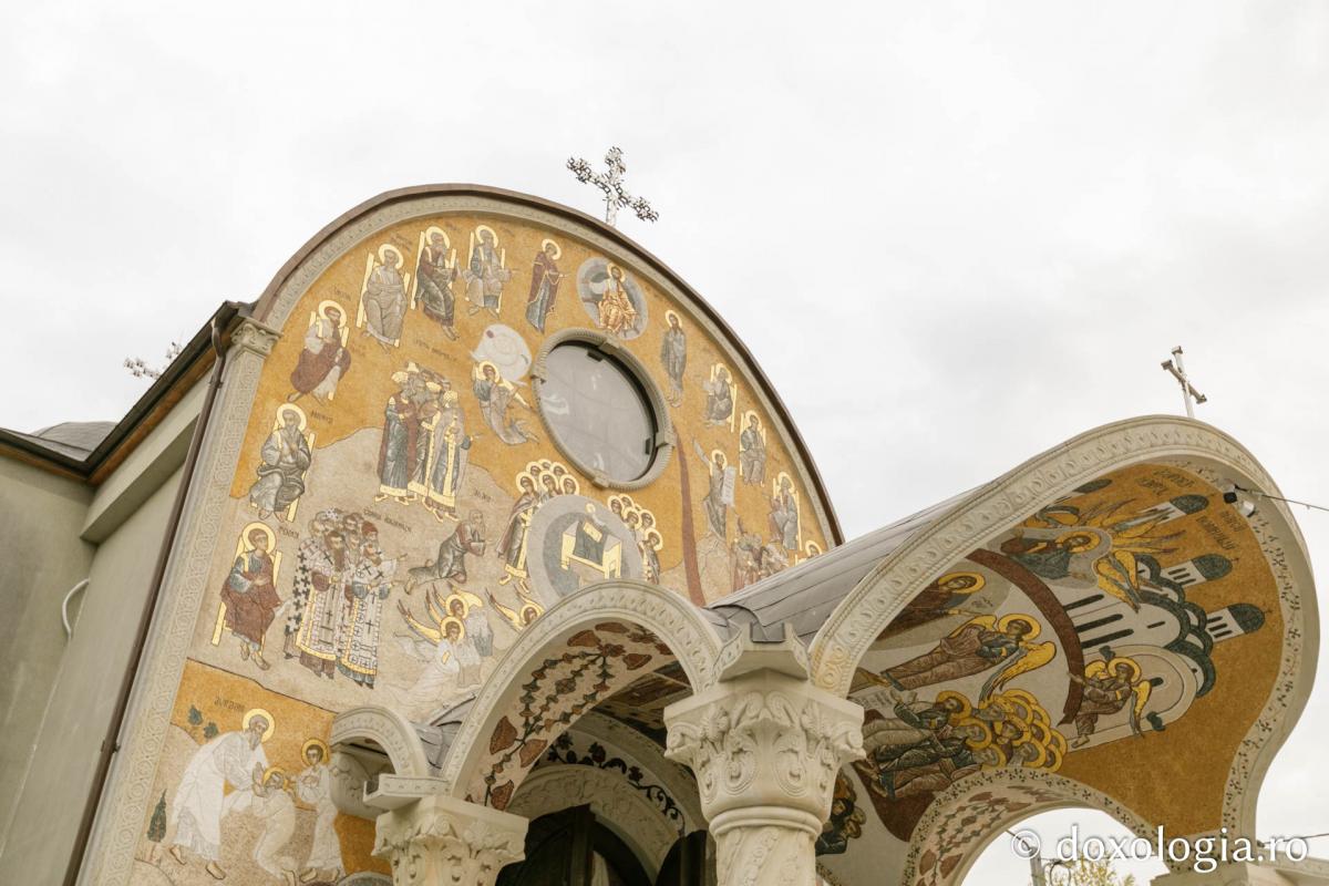 Momente istorice la Iași: una dintre cele mai frumoase biserici nou construite, sfințită de trei ierarhi