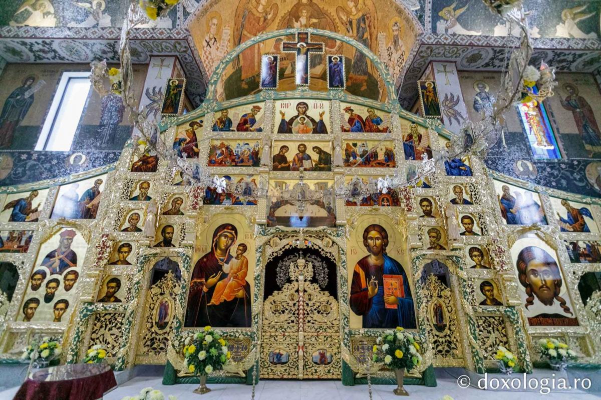 Momente istorice la Iași: una dintre cele mai frumoase biserici nou construite, sfințită de trei ierarhi