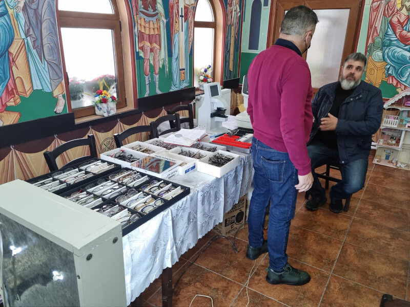 Consultație oftalmologică gratuită, pentru bătrânii din Parohia Hemeiuș