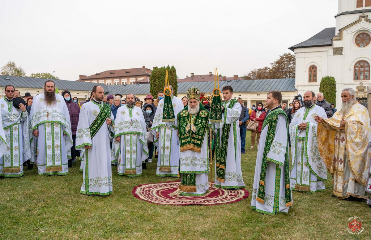 Catedrala Arhiepiscopală din Roman și-a serbat hramul