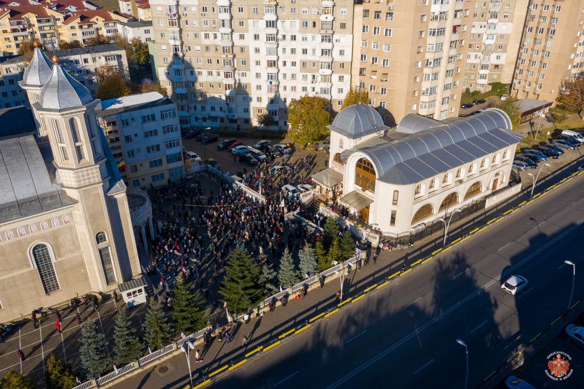 Liturghie arhierească la Biserica „Sfântul Dumitru” - Narcisa din Bacău Liturghie arhierească la Biserica „Sfântul Dumitru” - Narcisa din Bacău