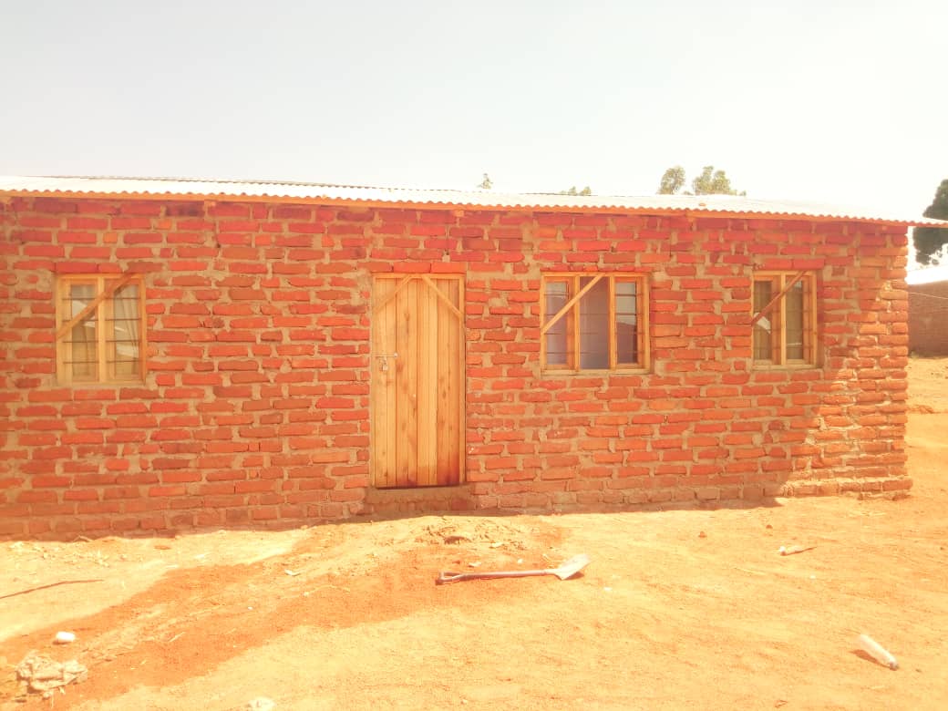 32 de case – acoperiş şi bucurie pentru tot atâtea familii tanzaniene 32 de case – acoperiş şi bucurie pentru tot atâtea familii tanzaniene