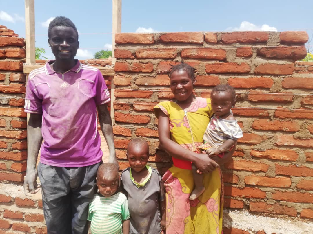 32 de case – acoperiş şi bucurie pentru tot atâtea familii tanzaniene 32 de case – acoperiş şi bucurie pentru tot atâtea familii tanzaniene