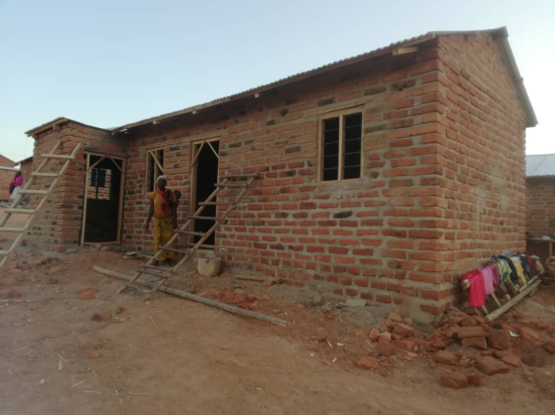 32 de case – acoperiş şi bucurie pentru tot atâtea familii tanzaniene