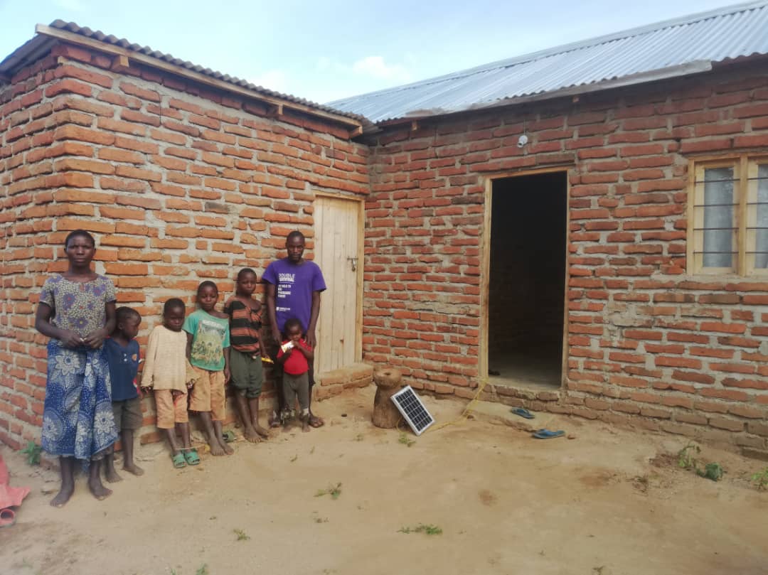 32 de case – acoperiş şi bucurie pentru tot atâtea familii tanzaniene 32 de case – acoperiş şi bucurie pentru tot atâtea familii tanzaniene