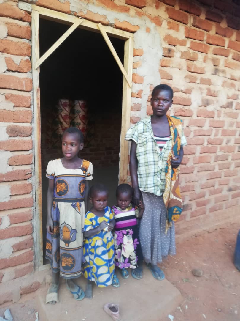 32 de case – acoperiş şi bucurie pentru tot atâtea familii tanzaniene 32 de case – acoperiş şi bucurie pentru tot atâtea familii tanzaniene