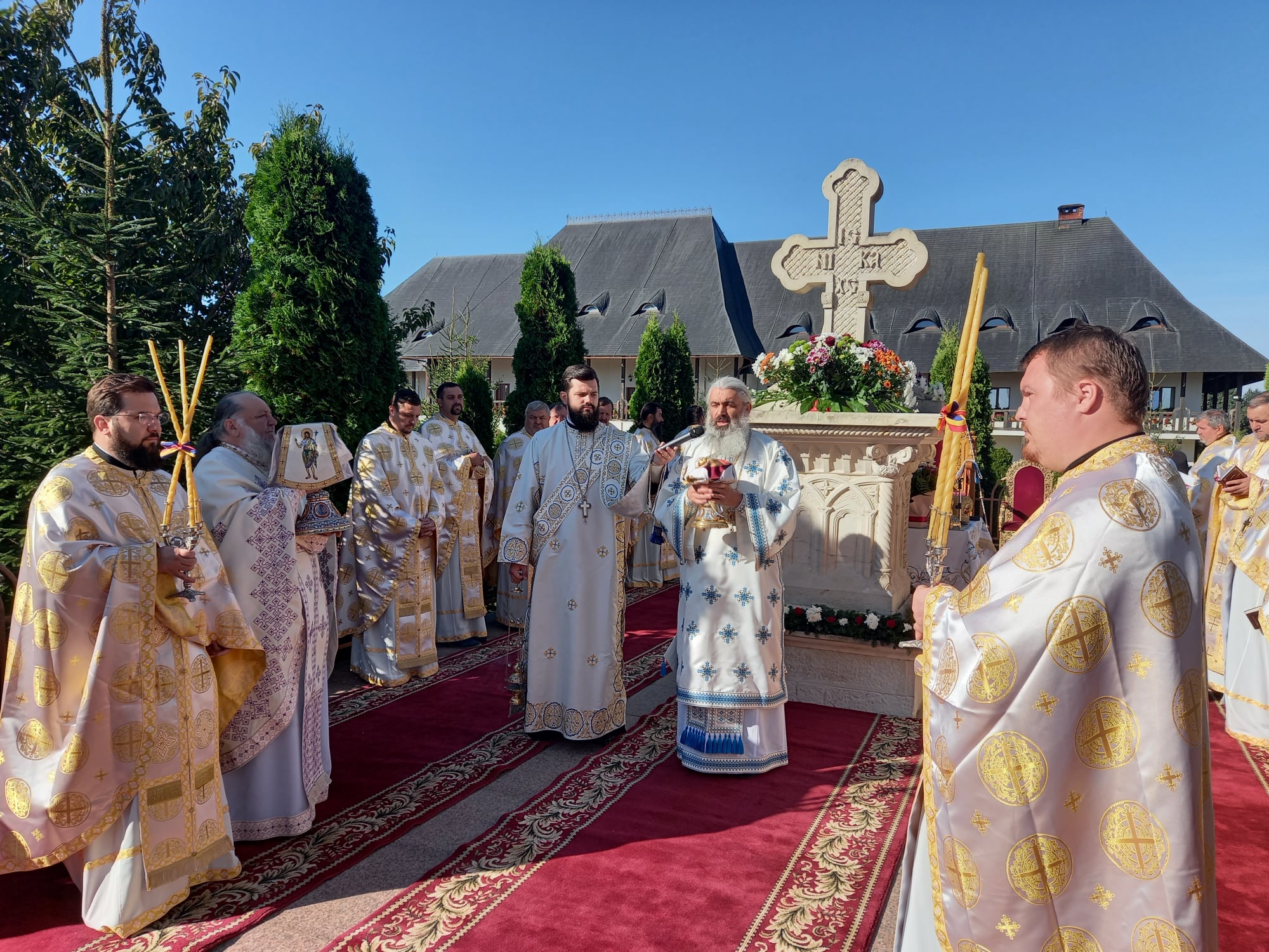 PS Antonie a slujit la hramul Mănăstirii Hadâmbu