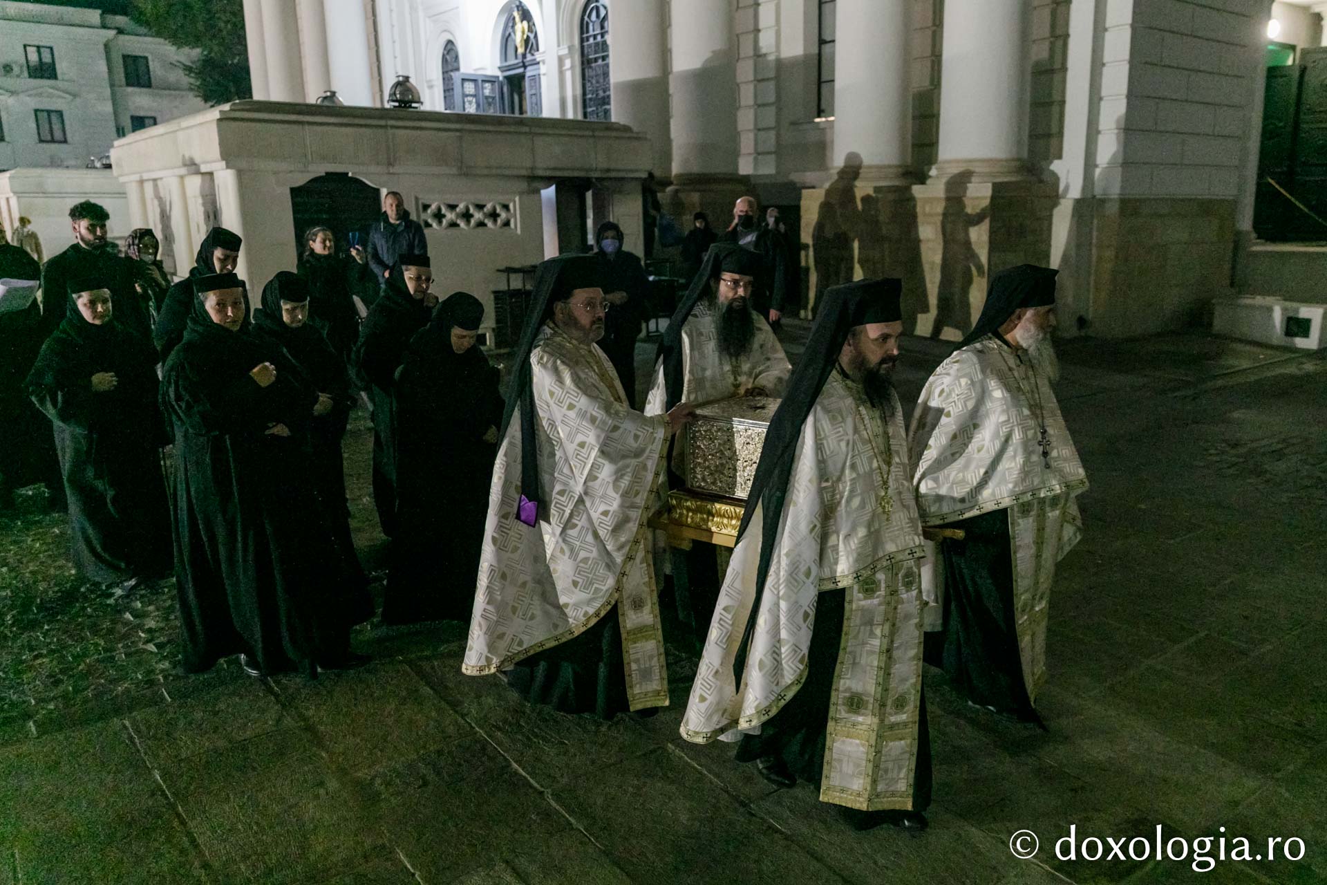 (Foto) Sfântul Gheorghe Pelerinul și-a luat rămas bun de la ieșeni – se întoarce la Mănăstirea Văratec