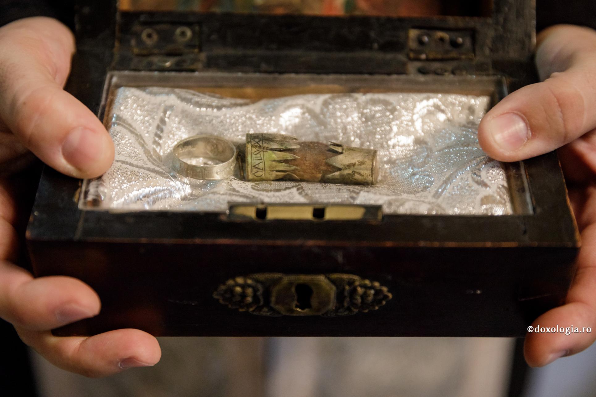 Sfintele moaște, rădăcini care cresc din pământ și își întind mlădițele până la Cer