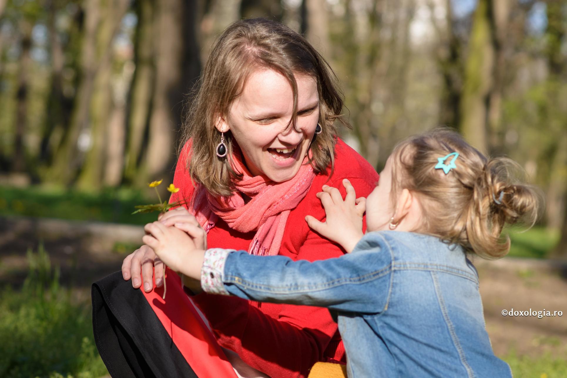 Să ne exprimăm dragostea și atenția față de copiii noștri direct, cu însăși ființa noastră, nu prin lucruri materiale / Foto: Oana Nechifor mama și fiica ei