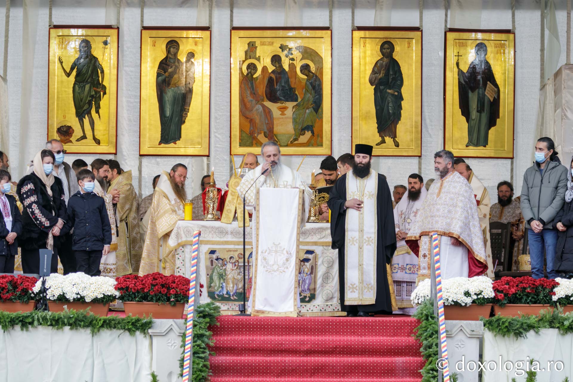 (Foto) Patru familii primesc „Crucea Moldavă”, în contextul Anului omagial al pastoraţiei românilor din afara României