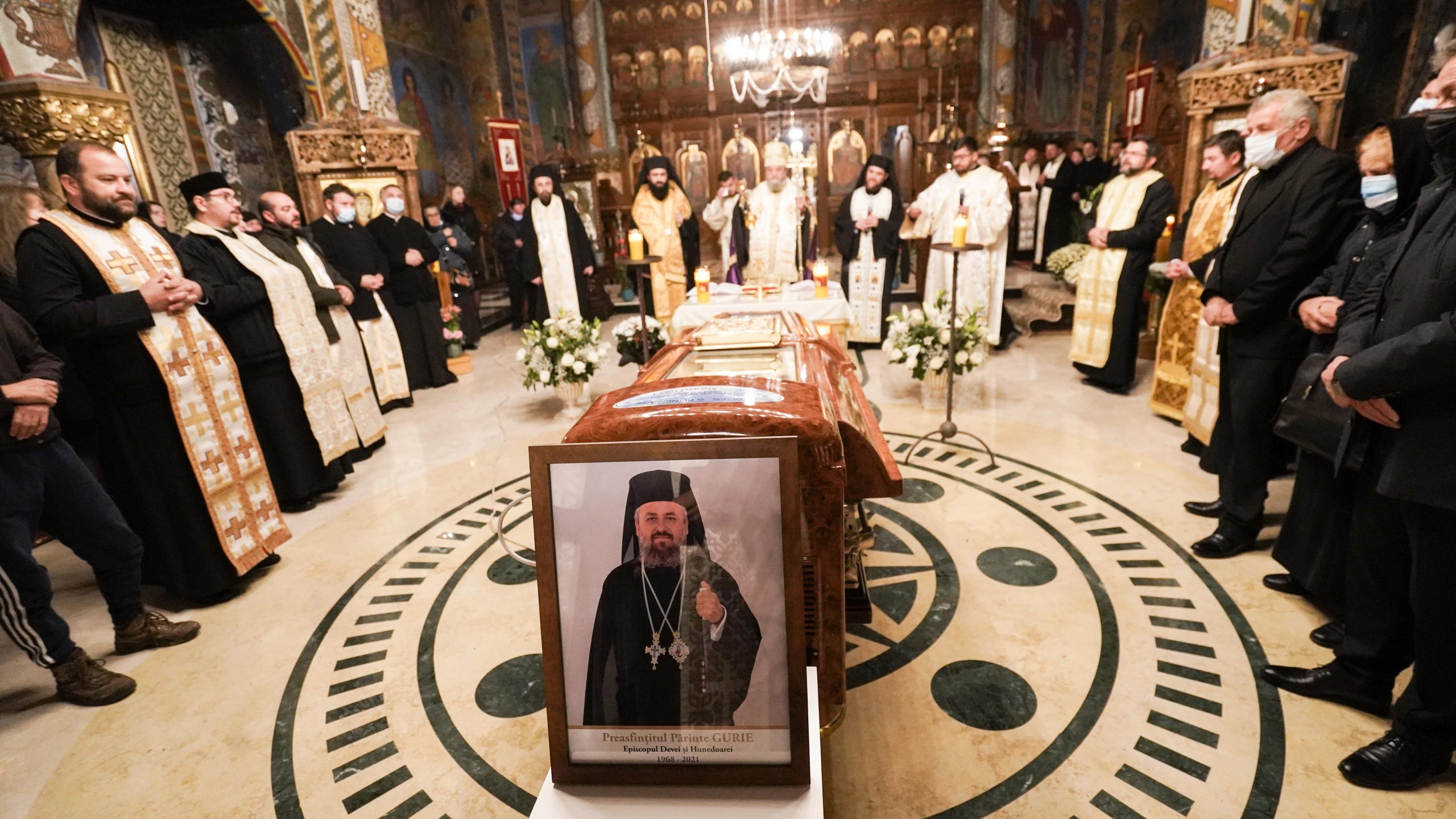 Foto: mitropolia-ardealului.ro Priveghi pentru Preasfinţitul Gurie în Catedrala episcopală din Deva